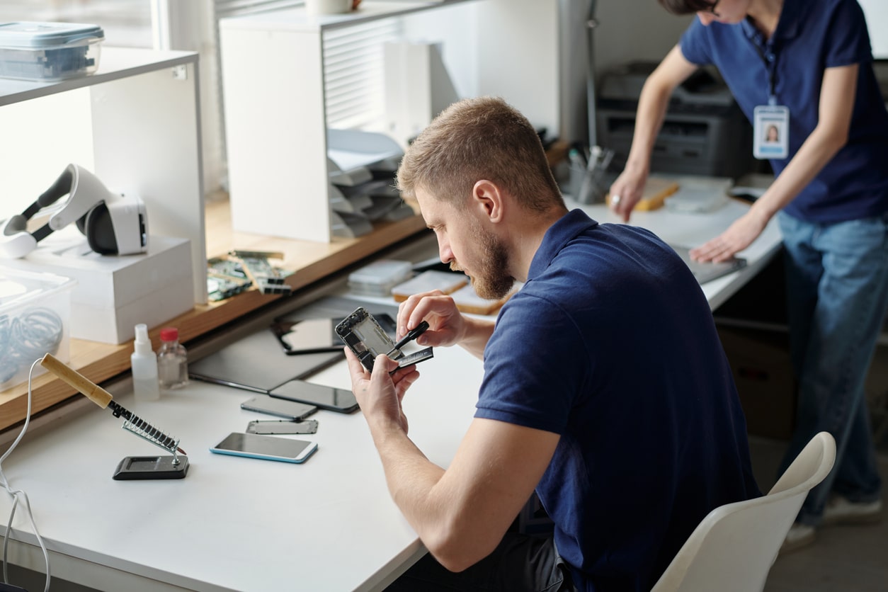 Techniker repariert Smartphone